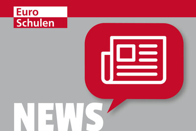 Zu sehen ist ein hellgrauer Hintergrund auf dem in weiß "News" geschrieben ist und über dem eine Sprechblase mit einer Zeitung abgebildet ist.