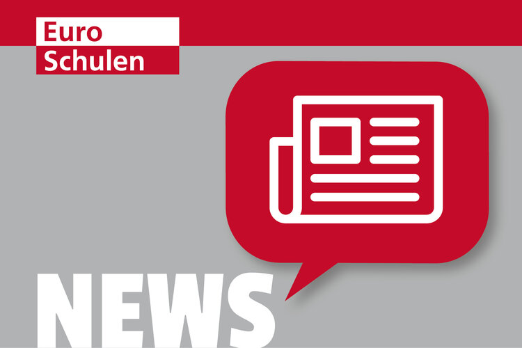 Zu sehen ist ein hellgrauer Hintergrund auf dem in weiß "News" geschrieben ist und über dem eine Sprechblase mit einer Zeitung abgebildet ist.