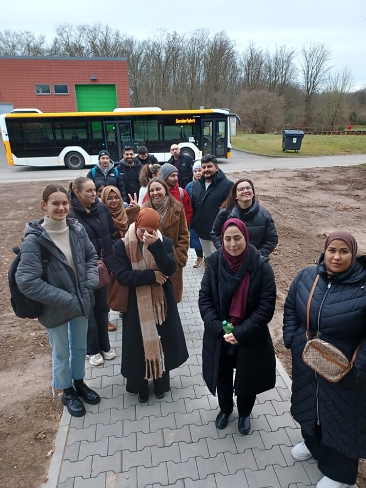 Das Wasserwerk Schönau – immer eine Exkursion wert! Teilnehmende posieren draußen für ein Gruppenfoto.