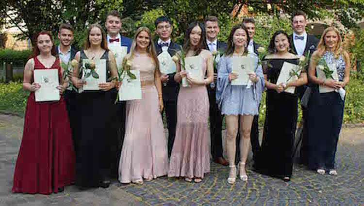 Wir gratulieren den Abiturienten unserer Partnerschule Wir gratulieren den Abiturienten unserer Partnerschule