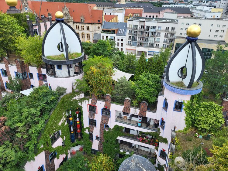 Ansicht von oben auf die Grüne Zitadelle von Hundertwasser