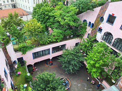 Ansicht von oben auf die Grüne Zitadelle von Hundertwasser