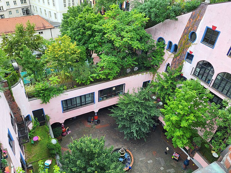 Ansicht von oben auf die Grüne Zitadelle von Hundertwasser