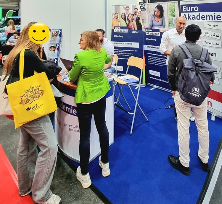 Zwei Mitarbeitende der Euro Akademie und Euro-Schulen Oldenburg stehen an ihrem Messestand auf der 19. Jobmesse in Oldenburg und beraten interessierte Besucherinnen und Besucher zu ihren Ausbildungen und Weiterbildungen.