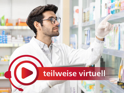 Ein Apotheker in einem weißen Kittel und mit Handschuhen steht in einer Apotheke und greift nach einem Produkt aus einem Regal. Im Vordergrund ist ein rotes Symbol mit einem Play-Button und der Aufschrift 'teilweise virtuell' eingeblendet. Im Hintergrund sind Regale mit verschiedenen Medikamenten und Produkten zu sehen.