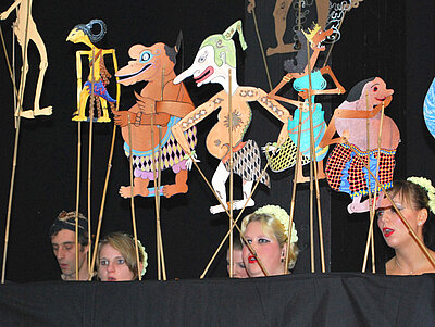 Erzieher entdecken indonesisches Wayang-Kulit-Schattenspiel Erzieher entdecken indonesisches Wayang-Kulit-Schattenspiel