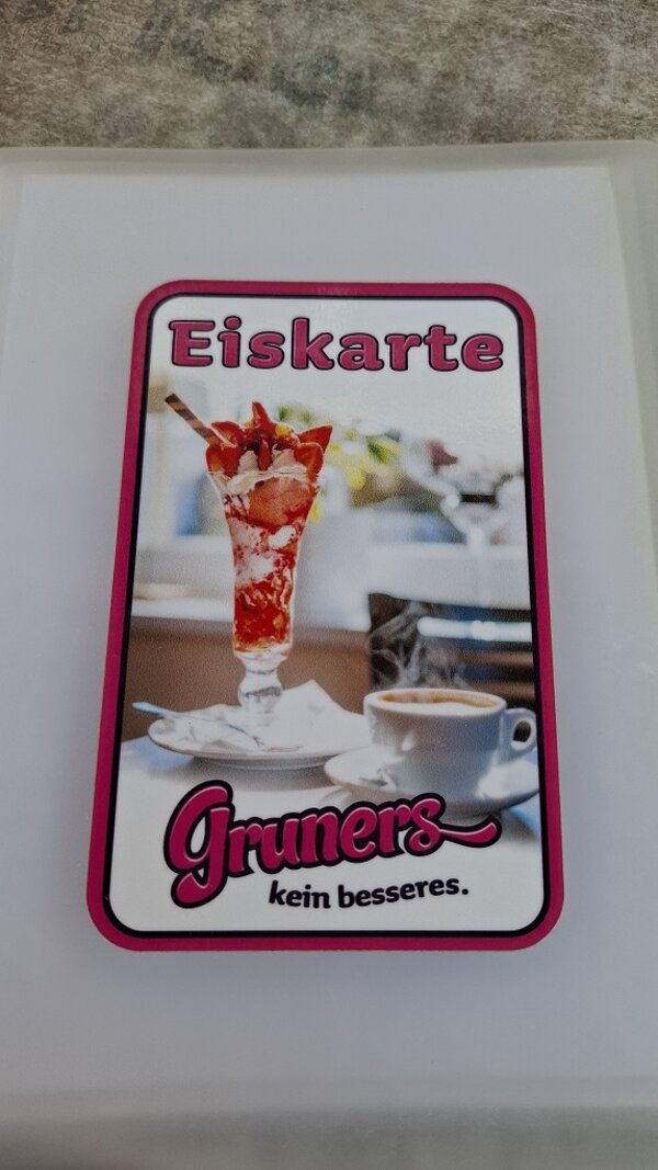 Titelseite einer Eiskarte mit einem abgebildeten Erdbeerbecher und dem Schriftzug „Gruners – kein besseres“.