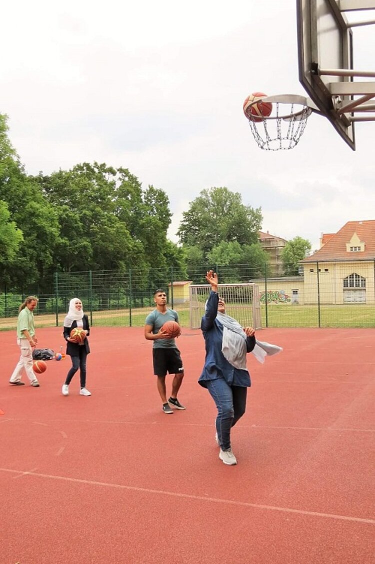 Basketball-Challenge für den Integrationskurs 76 Basketball-Challenge für den Integrationskurs 76
