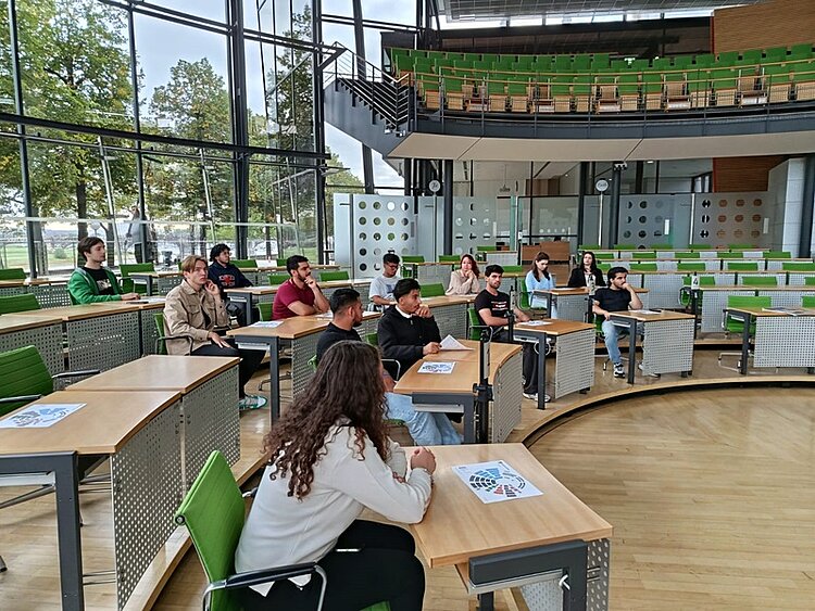 Im Plenarsaal des Sächsischen Landtags sitzen die Jugendliche Teilnehmende des Integrationskurses an den Euro-Schulen Dresden.