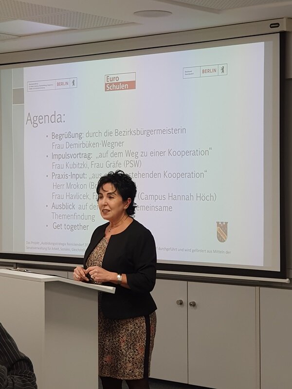 Teilnehmende des RAD hält einen Vortrag