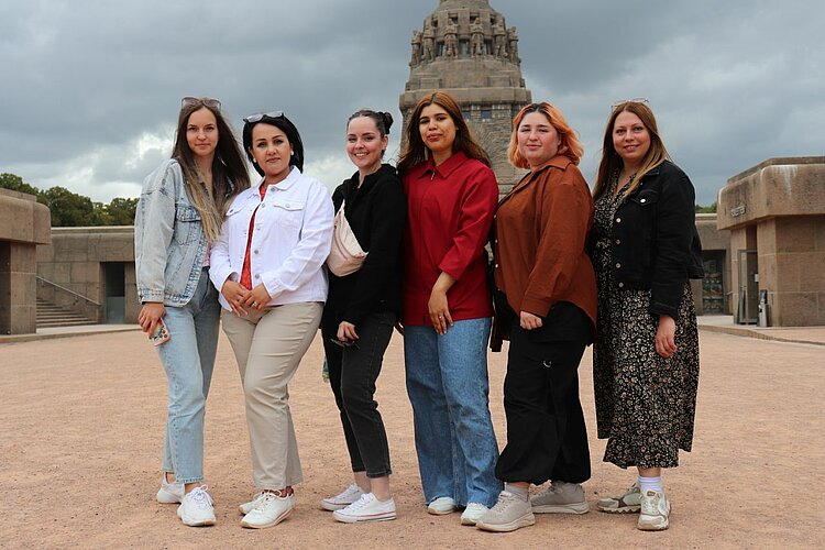 Unser Integrationskurs besucht Leipzig Sechs Frauen posieren vor dem Völkerschlachtdenkmal in Leipzig.