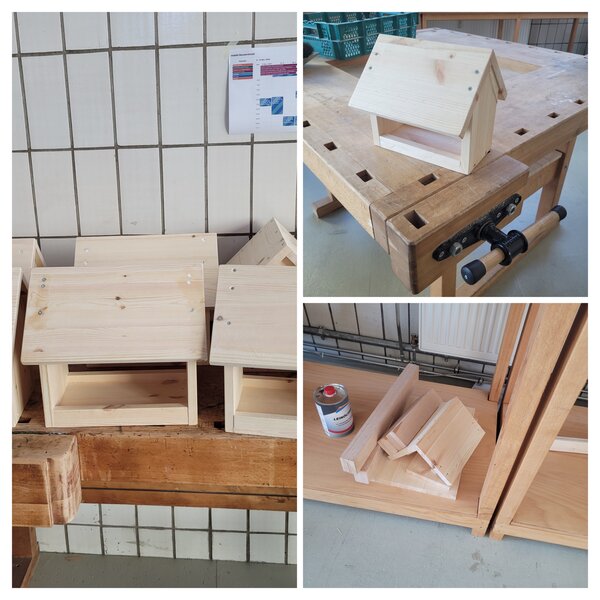 Collage aus drei Fotos: Auf einer Werkbank stehen mehrere kleine, aus hellem Holz gebaute Häuschen, daneben ist ein einzelnes fertig montiertes Holzhäuschen zu sehen sowie lose zugesägte Holzteile und eine Dose Holzlasur auf einem Regalboden in der Werkstatt.