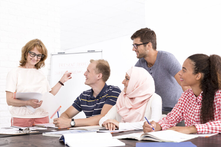 Erster berufsbezogener Sprachkurs B2-Kurs mit 500 UE in Aschaffenburg gestartet Erster berufsbezogener Sprachkurs B2-Kurs mit 500 UE in Aschaffenburg gestartet