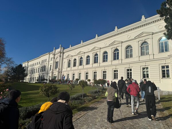 Foto von Schülern auf dem Weg in das Gebäude der Leopoldina