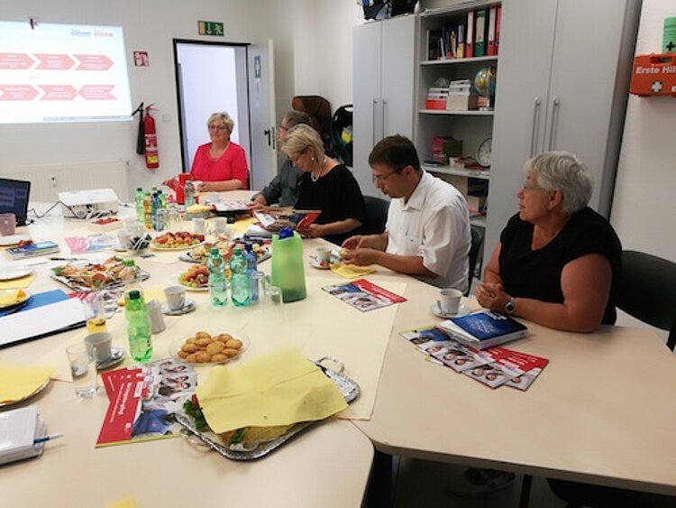 Susi Möbbeck besucht die Euro-Schulen Bitterfeld-Wolfen Susi Möbbeck besucht die Euro-Schulen Bitterfeld-Wolfen