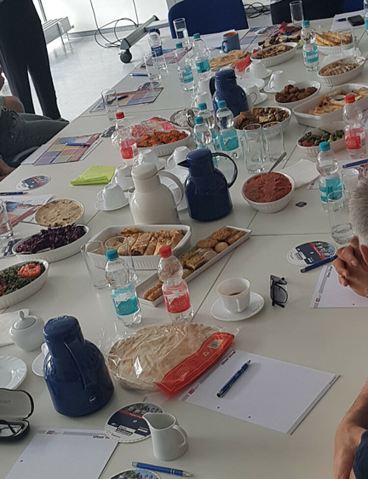Willkommen! Multikulturelle Teams in Unternehmen Willkommen! Multikulturelle Teams in Unternehmen