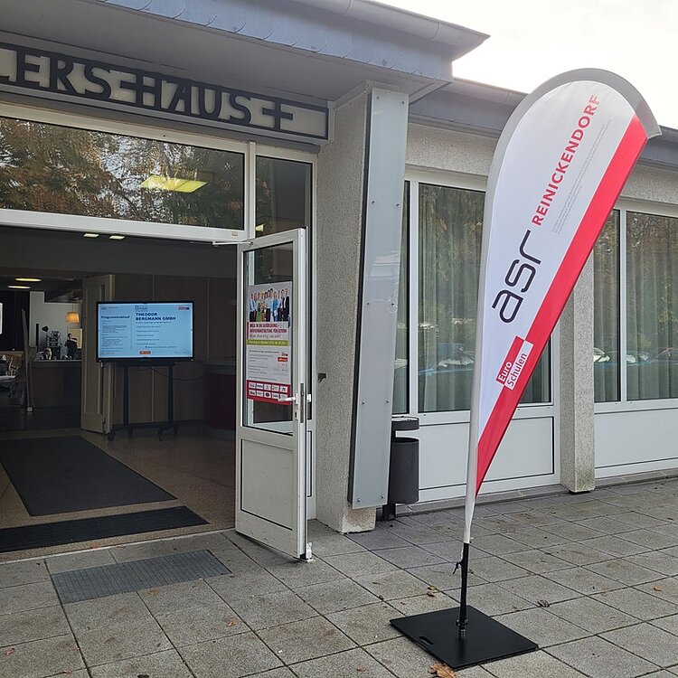 Lebhafte Podiumsdiskussion und Markt der Möglichkeiten Eingang des Hermann-Ehlers-Hauses in Reinickendorf.