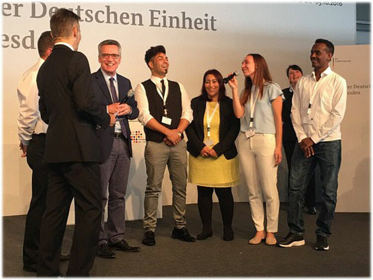 Ehemalige Teilnehmer aus Integrationskurs geehrt Ehemalige Teilnehmer aus Integrationskurs geehrt