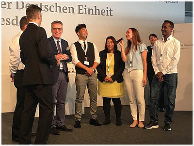 Ehemalige Teilnehmer aus Integrationskurs geehrt Ehemalige Teilnehmer aus Integrationskurs geehrt