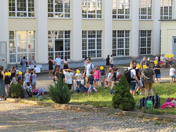 Der nächste Schritt unserer Klimaschule Sommerfest auf dem Gebäude der Euro Akademie mit vielen großen und kleinen Besucher*innen.