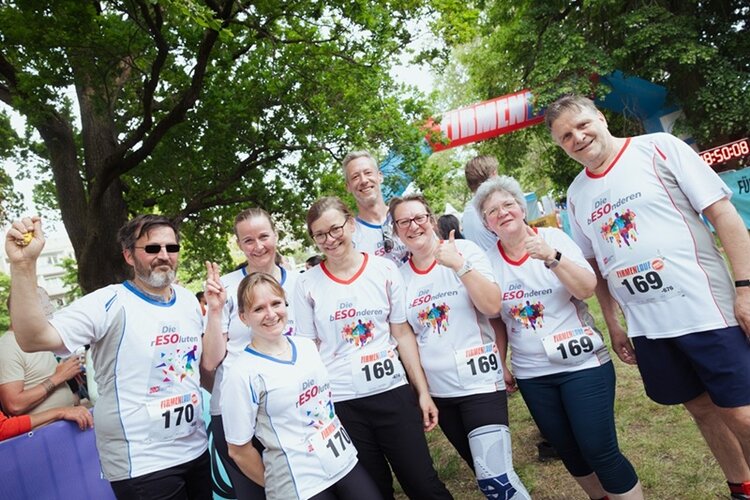 Bild zeigt die teilnehmenden Mitarbeiterinnen und Mitarbeiter der Euro Akdemie und Euro-Schulen am 11. Firmenlauf in Dessau, die gemeinsam und lächelnd für ein Gruppenfoto posieren.