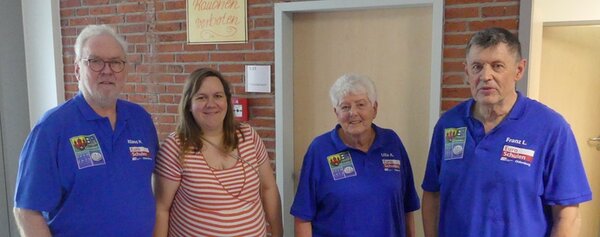 Drei männliche und eine weibliche Mitarbeitende der Euro-Schulen Oldenburg posieren gemeinsam in blauen Team-T-Shirts für ein Foto.