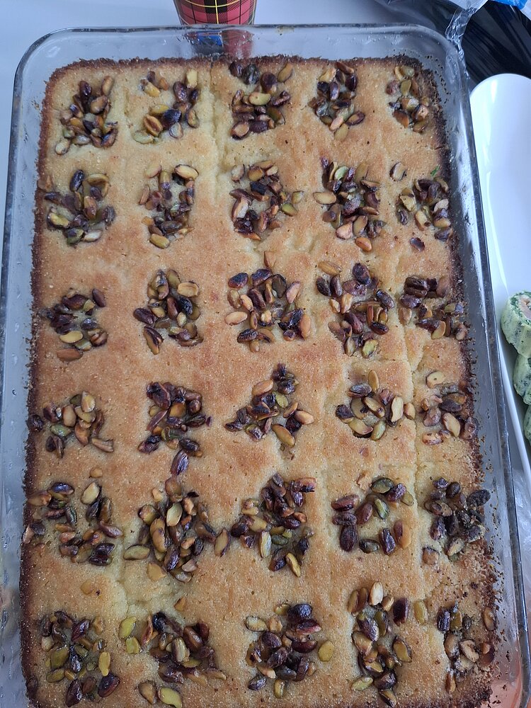 Sternstunde im Leben eines Deutschlehrers Ein Blechkuchen mit goldbrauner Oberfläche, gleichmäßig eingeschnitten und mit gerösteten Nüssen belegt.