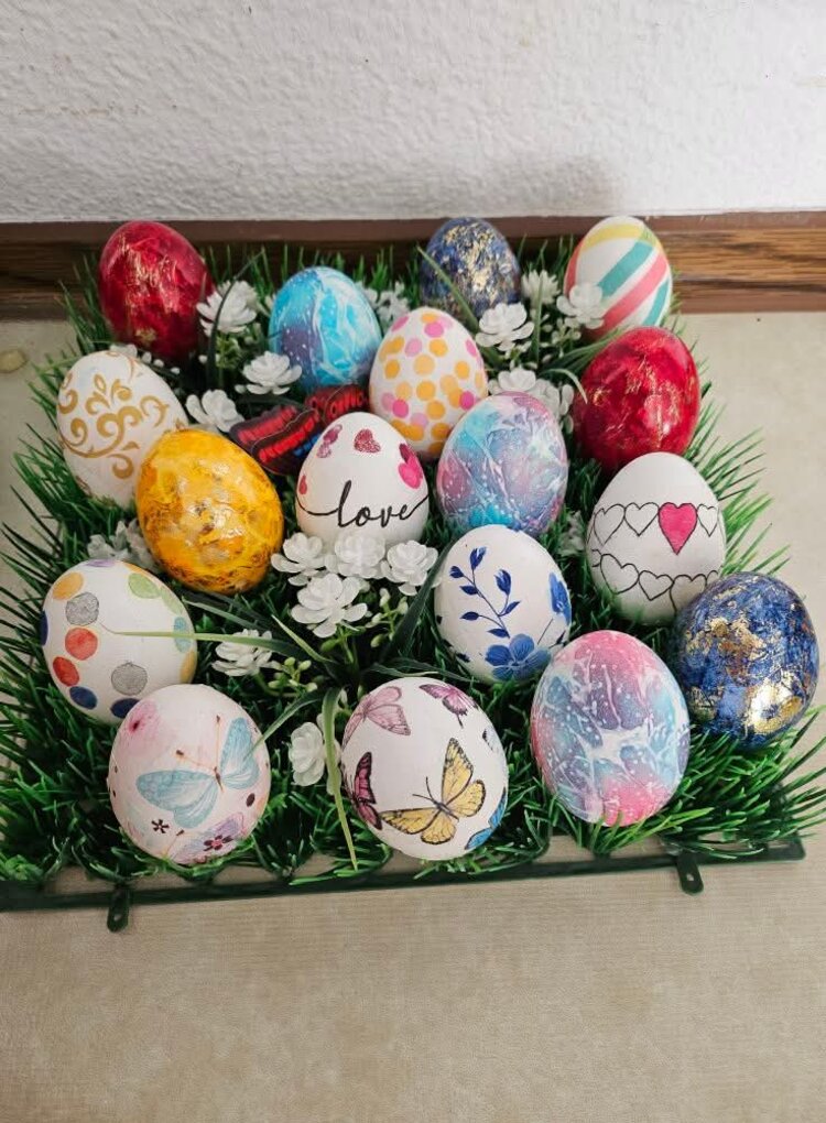 Viele bunt bemalte Ostereier.