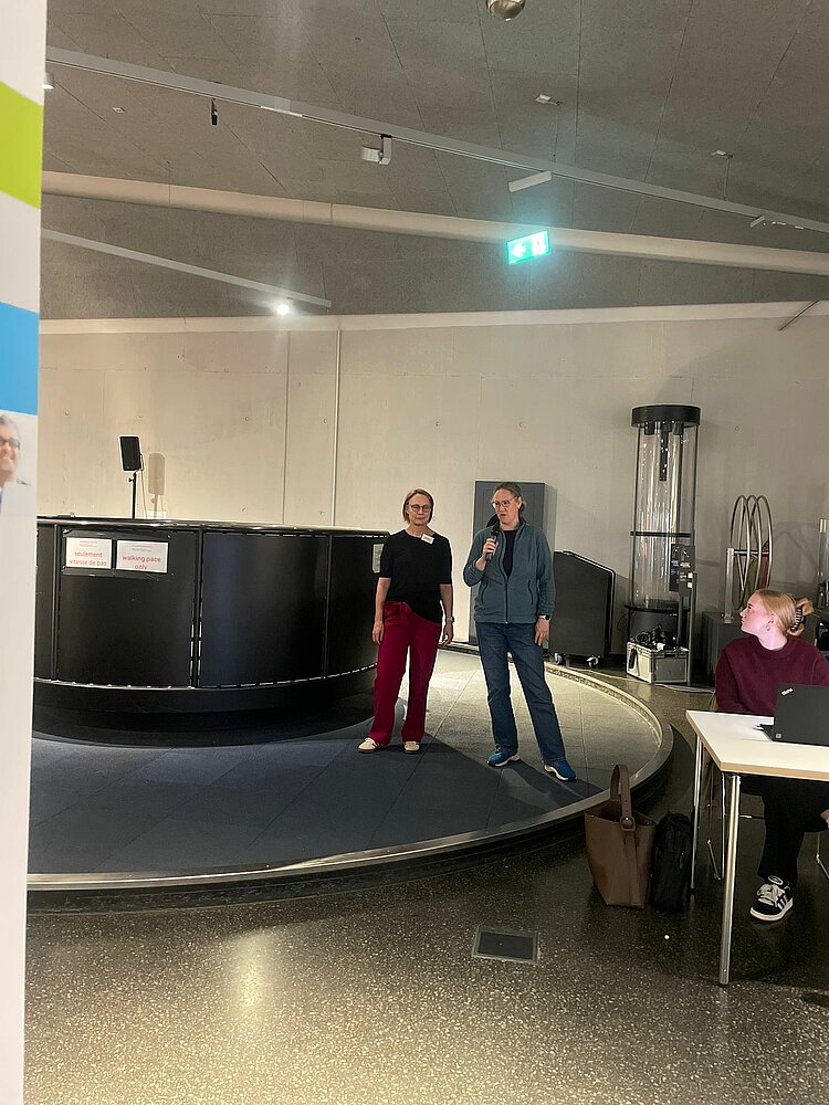 Erfolgreiches Bildungs-Speed-Dating Eine weibliche und ein männlicher Moderator*in führen durch die Veranstaltung Bildungs-Speed-Dating in der Phänomenta in Lüdenscheid.