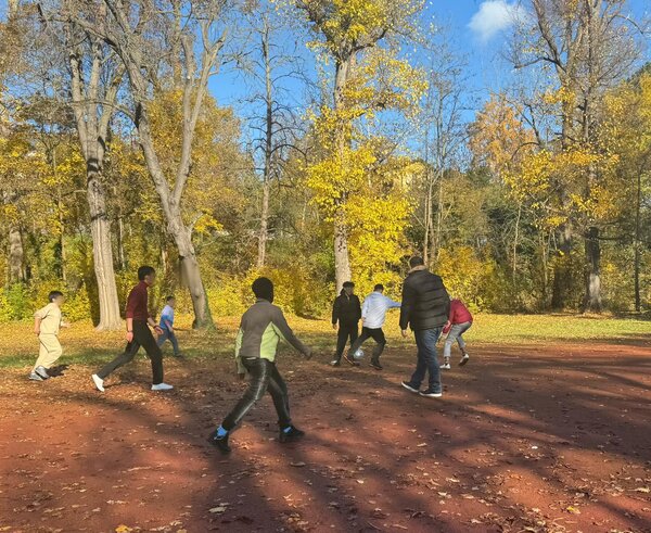 Foto von Schülern beim Fußballspielen