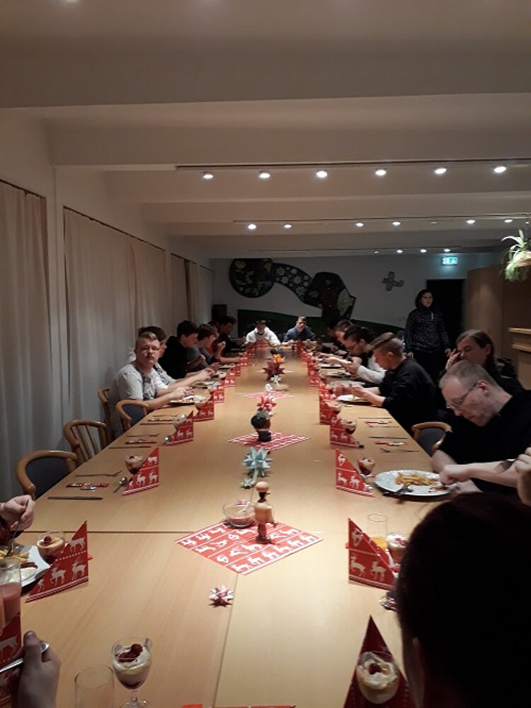 Weihnachtsbowlen des Jugendwohnheims Weihnachtsbowlen des Jugendwohnheims