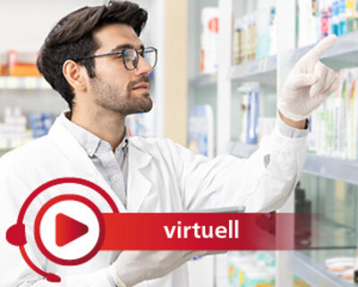 Ein medizinisch tätiger Mensch mit Brille, weißem Kittel und weißen Handschuhen steht vor einem Regal mit Medikamenten und zeigt auf ein Produkt. Ein rotes Symbol mit einem Play-Button und dem Wort „virtuell“ deutet auf einen Online-Kurs hin.
