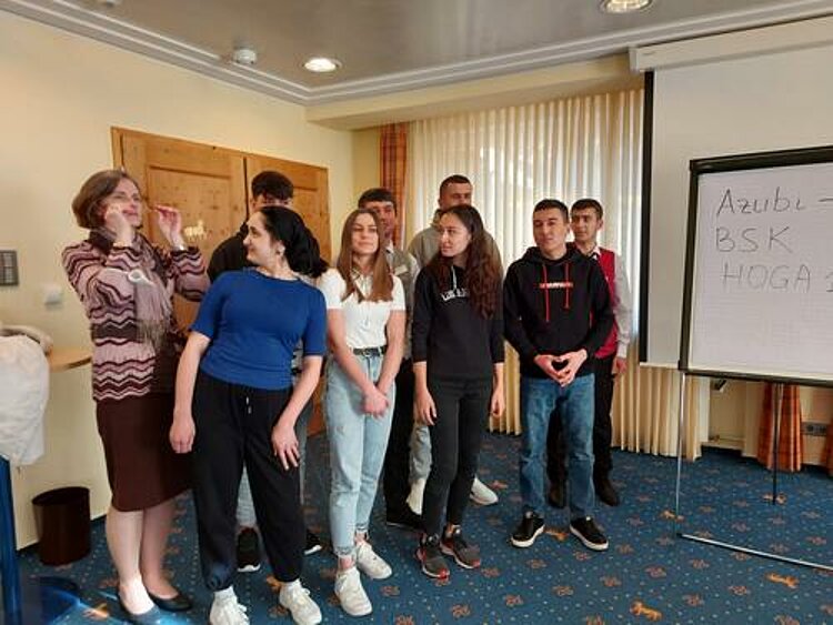 Ausbildung und (Aus-)Sprache Ausbildung und (Aus-)Sprache