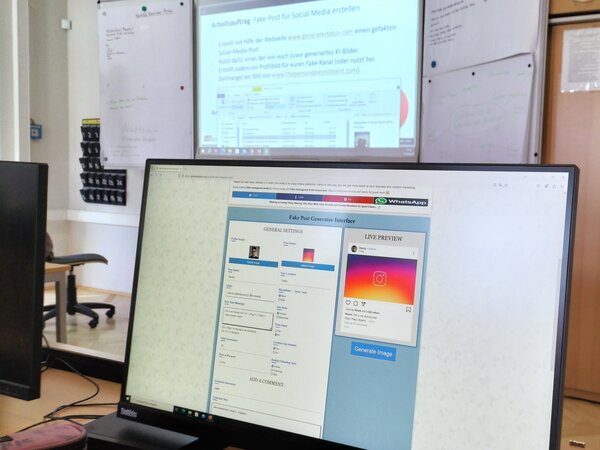 Auf einem Schreibtisch steht eine Computerbildschirm, auf dem die Seite Twitter geöffnet ist.