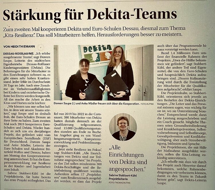 Unterzeichnung des Kooperationsvertrages im Projekt „Resilienz in der Kinder- und Jugendarbeit (Kita-Resilienz)“ Zeitungsartikel mit der Überschrift „Stärkung für Dekita-Teams“. Im Artikel geht es um die Kooperation zwischen Dekita und den Euro-Schulen Dessau zum Thema „Kita-Resilienz“. Abgebildet sind Fotos von Doreen Saupe, Anke Mädler und Sabine Stabbert-Kühl.