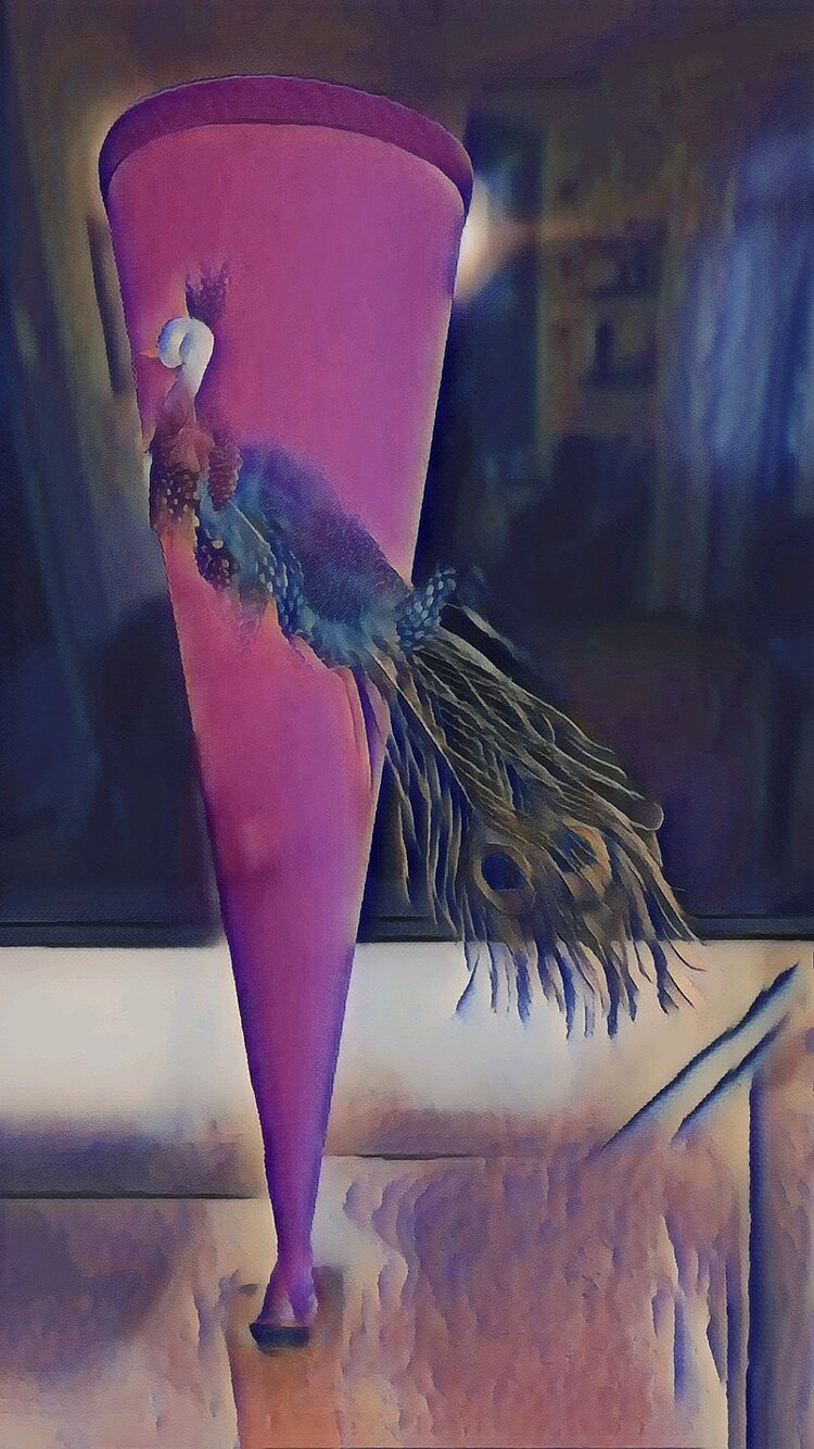 Ein Gemälde von einer pinken Schultüte mit einem Pfaumotiv mit langen Federn. 
