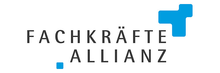 Virtual Reality im Projekt KarriereStart II In schwarzer Schrift steht in der Mitte eines weißen Hintergrundes "Fachkräfte Allianz". Oben rechts ist eine hellblaue Ecke und unten links ein hellblauer viereckiger Punkt.