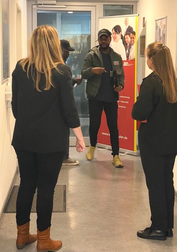 Mitarbeiterinnen beim Videodreh mit dem Aufnahmeteam. 