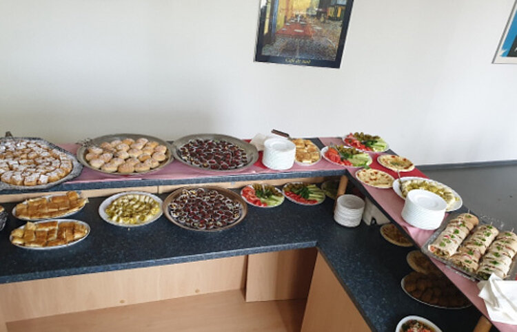 Teilnehmerinnen begeistern mit interkulturellem Snack-Buffet Teilnehmerinnen begeistern mit interkulturellem Snack-Buffet