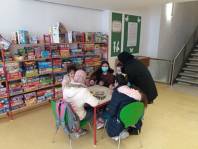Bibliotheksbesuch gehört zum Sprachunterricht