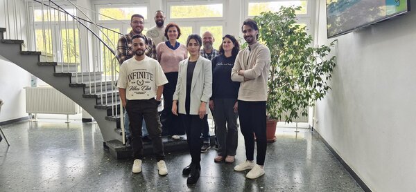 Auf den Bildern sind die drei Teilnehmer aus dem Artikel, eine junge Dame, die im Anerkennungsverfahren ist (im hellen Sakko), Herr Amir Janati (Integrationsbeauftragter des BIG, im karierten Hemd mit Brille),  Michael Sterner (Schulleitung, im karierten Hemd mit Glatze), Frau Vanessa Kunke (unsere Dozentin und Artikelverfasserin) und die Leiterin Frau Stimoli.