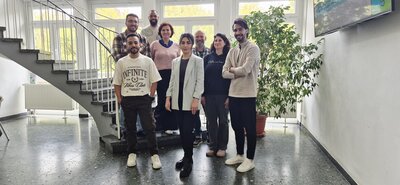 Auf den Bildern sind die drei Teilnehmer aus dem Artikel, eine junge Dame, die im Anerkennungsverfahren ist (im hellen Sakko), Herr Amir Janati (Integrationsbeauftragter des BIG, im karierten Hemd mit Brille),  Michael Sterner (Schulleitung, im karierten Hemd mit Glatze), Frau Vanessa Kunke (unsere Dozentin und Artikelverfasserin) und die Leiterin Frau Stimoli.