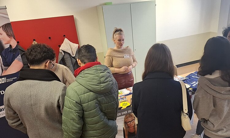 Start unserer Messesaison Interessierte Schülerinnen und Schüler stehen am Euro Akademie-Messestand und lassen sich von der Mitarbeiterin informieren und beraten.