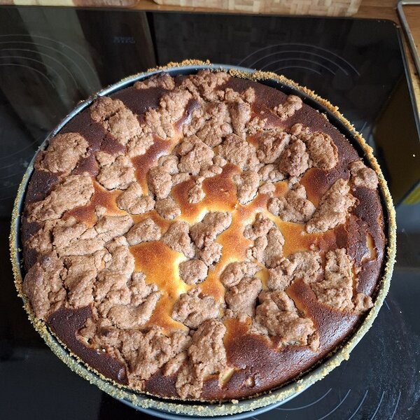 Frisch gebackener Zupfkuchen auf rundem Blech