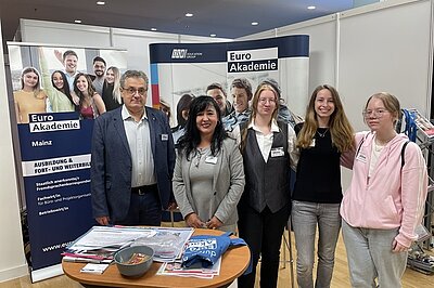 Euro-Schulen Mainz auf BIM Rheinhessen Gruppenfoto am Euro Akademie Messestand mit fünf Teammitgliedern