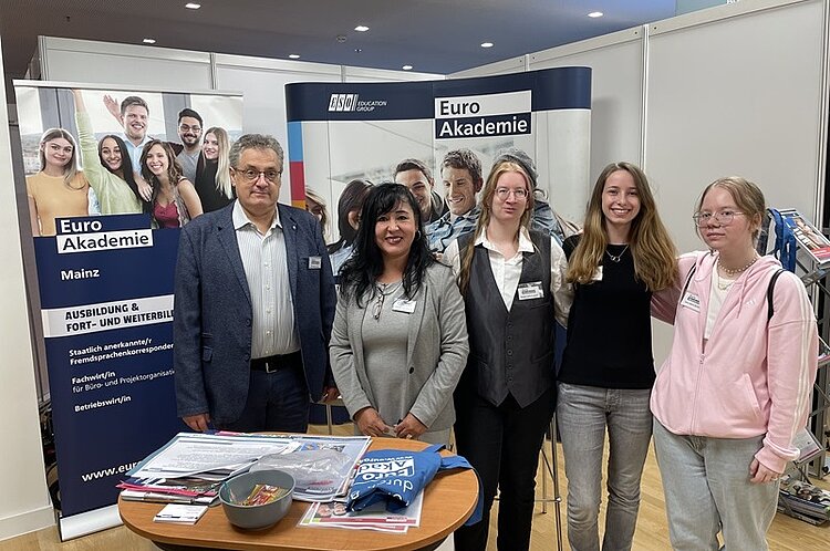 Euro-Schulen Mainz auf BIM Rheinhessen Gruppenfoto am Euro Akademie Messestand mit fünf Teammitgliedern