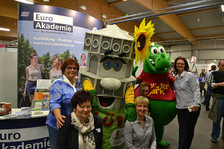 Blutdruck messen, Babys wickeln und flotte Flitzer testen Blutdruck messen, Babys wickeln und flotte Flitzer testen