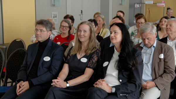 Blick auf die ersten Sitzreihen der Festveranstaltung. Mehrere Gäste sitzen nebeneinander und verfolgen das Programm zum 35-jährigen Jubiläum der Euro Akademie.
