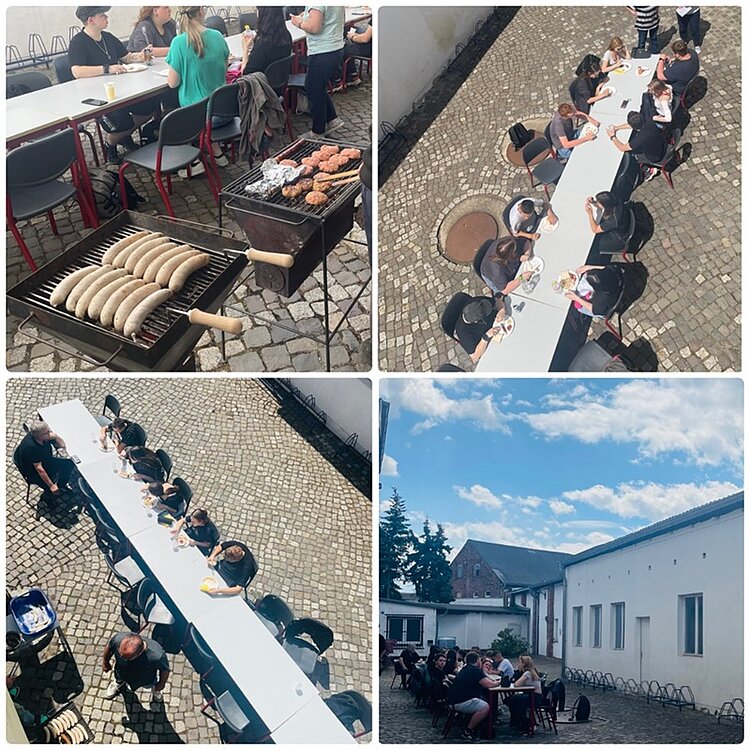 Abschluss-Sommerfest der BvB Teilnehmer*innen Bildcollage mit vier Bildern, die die Teilnehmenden draußen sitzend an einer langen Tafel zeigt sowie ein Bild des Grills, auf dem unter anderem Bratwürstchen und Bulletten liegen.