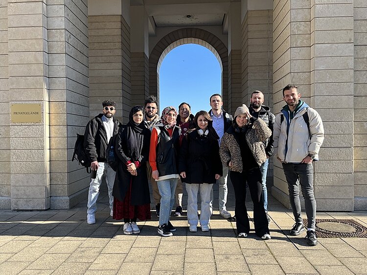 Mainzer Geschichte Teilnehmende des Orientierungskurses posieren vor der St. Stephan Kirche in Mainz für ein Foto.